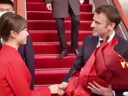 你知道给马克龙献花的女孩是谁吗?#热点新闻事件 #支持抖音传播正能量 #大国外交 #马克龙访华 @抖音热点