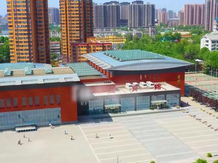 活力学子的运动天堂!西安外事学院让谁的运动DNA彻底沸腾了! 西安外事学院的神仙运动设施,就是你开启超燃大学生活的正确打开方式!
这里藏着西北地区高校 “巨无霸” 体育馆,16000㎡的超大空间,50米恒温泳池让你四季畅游,2500㎡篮球馆能随时来场 “灌篮高手” 对决,还有攀岩岩壁、武术训练区、专业体能房……光是逛一圈,都能让运动DNA疯狂跳动!
室外更是运动天堂,塑胶跑道、网球场、羽毛球场......无论你是想晨跑锻炼,还是和朋友来场酣畅淋漓的友谊赛,全都安排!学校六大运动俱乐部,22个体育项目,从热门球类到小众飞盘、射箭,总能找到你的本命运动!
在外事,运动不只是爱好,更是你结交好友、释放压力、塑造自信的超棒方式!这里有专业教练指导,还能参加各种校内外赛事,让你在运动中闪闪发光!高考后的新征程,就从外事的运动场开始,快来解锁属于你的青春高光时刻!#体育 #运动 #西安外事学院体育运动中心 #西安外事学院 @抖音小助手 @中国大学生在线