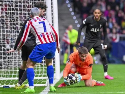 #北京时间2026年3月11日凌晨,欧冠1/8决赛首回合,马竞主场5-2大胜热刺!开场仅6分钟,热刺门将金斯基两次低级失误送礼,略伦特和阿尔瓦雷斯先后破门,随后格列兹曼、勒诺尔芒扩大优势。尽管波罗和索兰克为热刺扳回两球,但阿尔瓦雷斯下半场再进一球,完成两射一传,独造三球当选全场最佳。此役马竞展现攻防统治力,西蒙尼的铁血战术与主场优势尽显,而热刺则因伤病潮和临时主帅磨合问题陷入低谷。马竞手握三球优势,晋级形势一片大好!