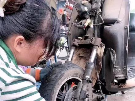 怎样更换电动车前减震详细操作步骤#电动车维修 #专业的事交给专业的人 #技术分享 #带你懂车 #高性能实用工具