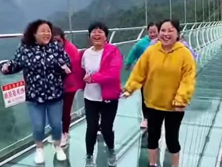 玻璃栈道上不可以跳,怎么说都不听#ai创作浪潮计划 #真实生活分享计划#玻璃栈道