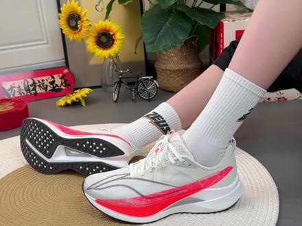 姐妹们娃的体考战鞋备好了吗?陪儿子在商场看中的李宁赤兔9 pro,你们看现在这里才多少!家有孩子要体考的不知道买什么鞋子的,这双可以放心入手,它这个中底内置的是这种半掌抗扭片,不是碳板鞋,它只起到抗扭的作用不会伤到足弓,可通勤穿中小学生都可以穿!#李宁赤兔9 #跑鞋 #跑鞋推荐 #好鞋推荐#无限回购的宝藏单品