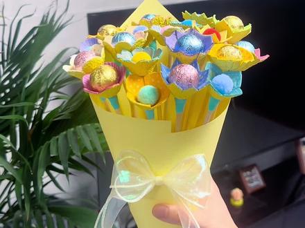 六一儿童节亲子手工,鸡蛋托做的巧克力花束 0基础也能轻松完成的亲子互动,把家里的鸡蛋盒子利用起来吧#六一儿童节礼物 #亲子手工 #亲子diy #亲子互动 #美育
