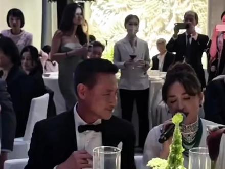 穿上礼服系上领带参加婚礼 吴婉芳次子胡智同(Lynus)的豪门婚礼
这场2026年5月23日的豪门婚礼,张学友以新郎干爹身份坐主桌、现场献唱《爱是永恒》#吴婉芳 #张学友 #蒙嘉慧郑伊健 #李嘉欣许晋亨 #爱是永恒