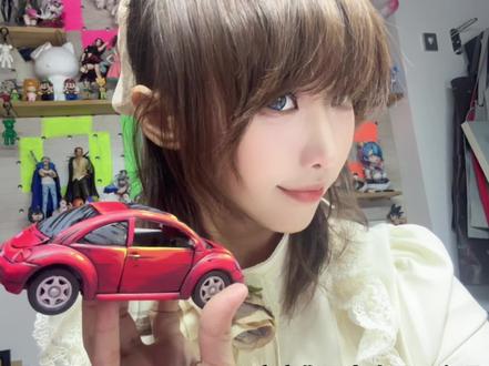 两辆车选谁 今天直播涂装结算!车子也能二次元!如果我有车我也想画成这样,就是还没纠结完是选#宝骏悦也 还是 #大众甲壳虫 你喜欢哪辆? #洛洛手绘 #手办重涂 #模型代工