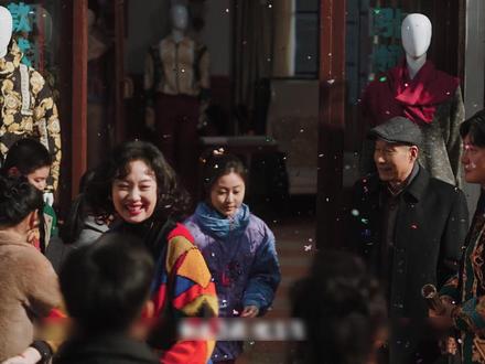 郭京飞王佳佳新剧《老舅》:崔国明的服装店生意越来越好,但因为一次偶然机会让他准备开始生产变速自行车 #电视剧老舅 #老舅人均护短狂魔