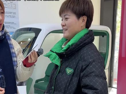 12月3日 (采访)河南郑州 电动自行车新国标落地三天。新车到底变了哪?最详细介绍来了网传厂家设计新车改用“铁王座”太硌屁股。现场落实:纯属谣传 软软的 很贴心。郑州市民:什么新产品刚落地都会有争议,升级迭代以后肯定会越来越好#不一样的中国节气 #中国节气大雪篇 #二十四节气让生活更美好