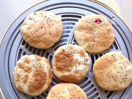 免揉面,这空心糖饼绝了!!
只要有面粉,就能做脆酥的空心糖饼,个个空心。做法简单,家有空气炸锅就能做,新手第一次做也能成功。
✨食材🔽
普通面粉150g
温水75g
玉米油5g
盐1g
白糖
红糖
白芝麻适量
✨做法🔽
✅面粉,玉米油,盐分别倒入碗中,倒入温水,用筷子搅拌成絮,揉成光滑面团。盖上保鲜膜醒发20分钟。
✅醒发好,平均分成6份。
✅取一个擀成圆形,放入白糖,像包包子一样捏起来。收口捏紧。收口向下按扁,擀长。两面都要擀下,会更均匀。
✅刷一层蜂蜜水,撒上白芝麻。放入烤盘中。
✅空气炸锅200度预热,烤20分钟,烤到上色鼓起来就可以了
✨白糖和红糖两种口味,烤好个个空心。放凉嘎嘣脆。#我的烘焙日常 #空气炸锅美食