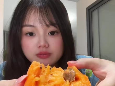 放软之后的大黄杏的蜜甜蜜甜的 好好吃啊 果香浓郁 产地直发的巨划算#黄杏熟了 #大黄杏 #应季水果 #香甜多汁