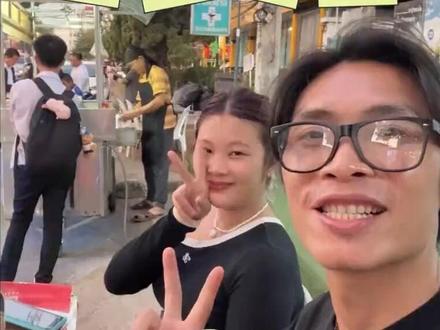 在这人潮熙攘的世间,我邂逅了如清泉般澄澈、阳光般温暖的果汁妹妹。她那纯真的笑容,如璀璨星辰照亮我平淡的生活。我曾无数次幻想,能与她携手走过四季更迭,看遍世间风景。
然而,我还是选择转身离去。我深知自己的平凡与渺小,我就像一颗黯淡的星子,不敢奢求能与她这轮皎洁明月并肩。
纵心中爱意翻涌如潮,可我更不愿让她因我而受一丝委屈。我不知道未来哪位幸运儿会走进她的世界,给予她应得的疼爱与呵护。但我知道,那个人一定不是我。
果汁妹妹啊,即便有千万般不舍,我也只能带着满心的眷恋,踏上新的旅程。愿你此后的人生,阳光常伴,快乐无忧,而我,会将这份友情深埋心底,成为我前行路上最温柔的力量。#全障碍盲盒旅行#老挝#江普闯天下vlog#