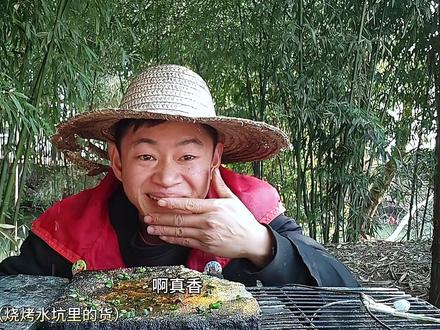 5块买了一包陀螺糖果,放石板上烧烤臭豆腐口味的糖果,太好吃了 在超市用5块钱,买了一包陀螺造型的糖果,一包长沙臭豆腐,开车回到营地后,打开陀螺糖果,这糖果还能放手指上转动呢,非常好玩,然后把糖果和臭豆腐放石板上烧烤一下,撒上各种烧烤料,尝一口嘎嘣脆,太好吃了#零食 #陀螺糖 #软糖 #童年回忆 #烧烤美食