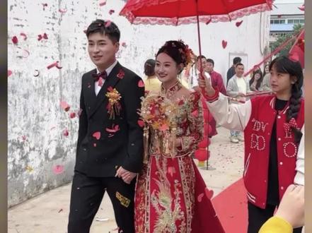 #李婷 #孤独婚车 这不是孤独的婚车,这是最有担当的迎娶。
新郎独自一人,开车千里,迎娶他的女孩李婷。
没有浩浩荡荡的车队,没有铺张浪费的排场,
只有他亲手握着方向盘,载着满心欢喜奔赴爱人。
一句“你怎么知道我把李婷娶到了”,
藏着最直白的骄傲与温柔。
陌生车友一路双闪护航,
这是全网送给他们最盛大的祝福。
最好的爱情,从来不是排场,
是我亲自来接你,一生为你掌灯。
愿李婷新婚快乐,永远被爱包围。