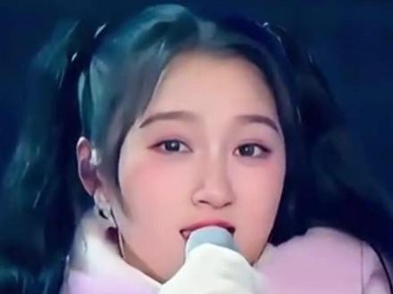 央视2026跨年晚会,主持人和演员们告别单薄礼服,穿上了厚衣保暖,网友感慨:孙颖莎的含金量还在上升!#孙颖莎 #跨年晚会