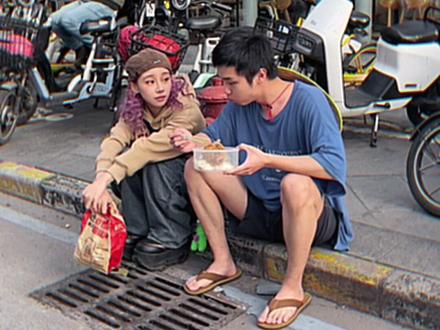 此时,,,一位优雅的广东男孩儿正在享受他的下午茶,,,突然,,,,#观察人间 #巡逻中ing #气质这一块拿捏死死的