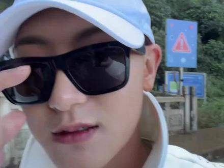 爱奇艺#宇宙闪烁请注意 宇宙爆闪团全员魔丸来袭,网友辣评“发现6个人都没带包袱出门,宇宙最癫的综艺终于来了”,速戳链接预约➡️http://qy.net/24HV2OE-50