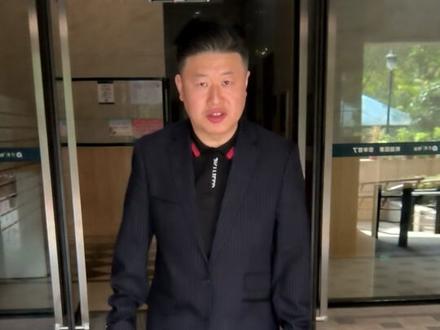 大黄靴吱吱响修复方案,具体原因具体分析:首先靴子吱吱响四种原因,第一种鞋底受潮引起的吱吱响声选择婴儿👶🏻爽身粉涂抹鞋底和鞋垫链接部位,放置24小时,第二种鞋底中底和注塑型工艺钢板连接的部位,有纸板和和别的地方松动,需要整体在鞋底里面垫纸板或者垫皮修复的方案,进行试穿。第三种原因:就是鞋底走路会有摩擦力的声音,这种也属于唧唧响的一种。第四种原因:有些靴子鞋底下面有气垫和橡胶鞋底连接部位松动,需要把气垫拆掉检查,灌胶修复气垫和鞋底松动的位置,以上大黄靴唧唧响四种原因,仅供大家参考修复,靴子吱吱响具体原因具体分析。#大黄靴吱吱响#靴子吱吱响原因分析#靴子唧唧响修复方案#大黄靴吱吱响