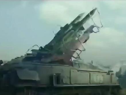 12月13日美一架#b52轰炸机 飞着飞着忽然打开#降落伞 ,是被#火控雷达 锁定吗?还是惊弓之鸟误操作?这已经不是第一次被锁定了,上一次在钓鱼岛附近,事不过三,下次还有机会打开降落伞吗?#轰炸机 #81192