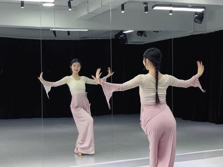 上个视频音乐没有对好,那再来个背面口令教程😁好喜欢这个舒适的卡点~#咏春舞蹈挑战 #咏春 #抖音年味舞蹈大赏 #抖音新春联欢会 #随变跳一下
编舞:@阿莎莎.