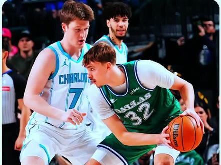 49分VS34分!从室友到NBA绝代双骄,弗拉格和克努佩尔宿命的羁绊。1月30日,黄蜂123:121独行侠,弗拉格生涯新高49分投进绝平三分球,克努佩尔生涯新高34分罚球绝杀!两人是大学室友兼队友!#弗拉格49分 #克努佩尔34分 #弗拉格49分创生涯新高 #克努佩尔34分8记三分 #弗拉格和克努佩尔大学室友的故事