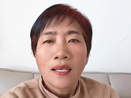 福建长汀小车坠河事故,司机并不是网上猜测的新手 福建长汀小车坠河事故,司机并不是网上猜测的新手,而是有十几年驾龄的老司机:刚起步,车速很慢,右转上道后没回方向,压道边后没踩刹车,撞栏后还有加速情况,这操作,真让人看不懂。#福建长汀小车事故 #交通安全