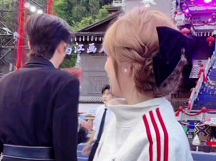 “我用眼睛拥抱你的背影万千遍”#伊颜悦色 #龙悦 #龙浩天妹妹 #峻伊 #峻伊妹妹