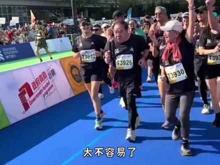 74岁郑则仕完成10公里马拉松赛事,加入周润发跑步团减肥成功