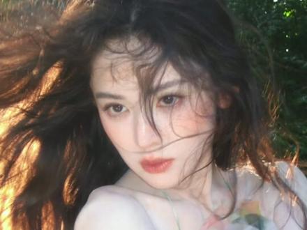 此女完全森林神女来的 #娜扎 #杂志 #神图 #神女 #森系 @DOU+上热门
