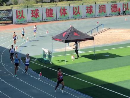 内蒙古自治区中学生田径锦标赛800米决赛第一名成绩1:56.55#体育生 #运动员 #800米