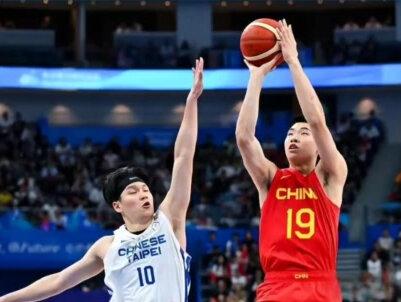 中国男篮在亚运会取得铜牌后,全队却哭成一片,背后的心酸感动无数网友。
10月6日,中国男篮在亚运会最后一站以28分狂胜对手,取得了铜牌。然而,赛前他们立下了夺金的flag,最终却只拿到了铜牌,这样的结果无疑是无法接受的。赛后,全队围成一圈鞠躬,与球迷击掌,用这样的方式表达对球迷们的感谢和致意。赵继伟第一个走进球员通道,哭了起来,他的眼眶都红了,赵睿也同样哭了。尽管他们战胜了省队和中国台北,但在被菲律宾双杀之后,他们的心情无法用言语表达。中国男篮带着世界杯的失意,在家门口向金牌发起冲击,却因为张镇麟一个抱头而失去了机会。作为主力控卫、队长和男篮的老将,赵继伟没有证明自己和承担起责任。
中国男篮的队员们背负着压力和期待,但他们仍然全力以赴。虽然他们没有夺得金牌,但他们依然值得我们尊重和鼓励!