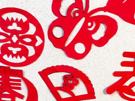 看我今年给孩子买的窗花剪纸,简直太棒啦!孩子对折沿着虚线就能剪了,剪完的图案还能贴在窗户上门上,特别有氛围感,妈妈们快安排起来吧!#过年的氛围提前搞起来了 #窗花剪纸 #手工剪纸 #马年 #新年手工