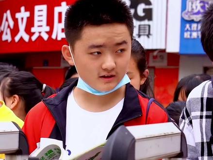 曲靖市麒麟区第七中学,考生争分夺秒,有人问:家长为何没穿旗袍,我该怎么回答?#曲靖 #中考 #考生 #学校