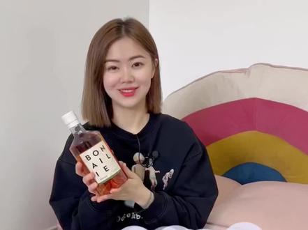 BLADNOCH-BONAILIE / 磐火-磐奈利
“Bonailie”是苏格兰盖尔语,译为开启新的征程前,既不舍旧友又充满希望与祝福时酌饮的酒。
关键词:雨后花香、苹果、蜜糖
品鉴记录
酒精度: 40%
闻香: 甜花香,乳脂奶油糖果
口感: 新鲜苹果和蜜糖之中伴随淡淡椰香
余味: 清新的花香
#苏格兰威士忌 #威士忌 #bladnoch #磐火 #磐奈利 #微醺 #故事与酒 #品酒品人生