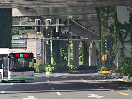 【针对盐城公交B3线东行与西行的相关注解,便民乘车】 #城市公交 #盐城 #盐城公交 #金龙客车 #便民信息 在上个月月未时期,盐城公交B3线与B4线两条公交线路 为更好的方便市民出行需求,这两条线路公交车的车身路牌上增加了“东行”与“西行”字样,可能有市民或外地游客到了盐城后分不清东西南北,也不太能懂东行或西行是啥意思,今天让我们来探讨解答一下!
B3线东行是由【纬四路振兴路口】开往【环保科技城公交枢纽】,由青年路的西边开往城东的环保科技城,B3东行途中所有停靠站点:纬四路振兴路口→振兴路青年路口(南)→青年路振兴路口→青年路宝兴路口→青年路开创路口→青年路奋进路口→青年路西环路口→青年路惠民路口→青年路解放路口→青年路迎宾路口→青年路人民路口→青年路开放大道→青年路文港路口→青年路范公路口→范公路五星路口→高铁站西广场(盐城市域旅游集散中心)→青年路天山路口→青年路长亭路口→青年路希望大道→青年路黄山路口→青年路东亭路口→青年路月榭路口→青年路青墩连接线→农业科技学院南门(生物工程学校)→农业科技学院(生物工程学校)→绍林六组→万邦达→中科重工→环保会展中心→盐城警校→环保科技城公交枢纽(终点站)。
【总而言之,生物工程学校有去往悦达889、盐城高铁站以及市区方的乘客,请搭乘B3西行。
高铁站西广场需去往农业科技学院(生物工程学校)、亭湖区政府、悦达889等城东地区的,可在高铁站西广场①站台搭乘B3东行前往;
高铁站西广场有需前往市区及青年路城西路段方向的请到马路对面,也就是高铁站西广场北公交站台搭乘B3西行前往您所需要前往的目的地!】
总而言之,B3线还是之前的那条B3线,只不过为了让市民,特别是生物工程学校的莘莘学子在上下学期间乘车出行,市公交公司对B3线增加了“东行/西行”来区分!
以下是B3线的相关介绍1
盐城公交B3线东行:纬四路振兴路口→环保科技城
公交枢纽
B3线西行·环保科技城公交权纽→纬四路振兴路口首末班车时间:6点30分-21点整
配车数:18台
间隔时间:高峰期7-12分钟一班,平峰期15-20分钟一班。
单程运营时间(始发站开到终点站):80分钟±
票价:无人售票 票价一元。
如有疑问可在评论区留言哦~