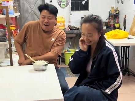 小琴居然把她的晚饭给我吃了 #原创视频 #四锅