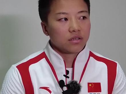 9月21日,天津,巴黎奥运会拳击冠军吴愉,自述腰部骨折后疼得动不了,但还是紧紧缠上腰带,强忍伤痛重新训练,恢复身体机能