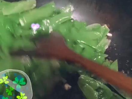 清炒爽口豌豆皮。豌豆皮富含蛋白质和胡萝卜素,常吃能增强人体免疫力、防癌,并有通便之功效。