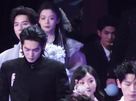 一路生花。既然拍了那还是要发的哈哈 很糊 忍一下 台上的大家都好可爱很欢乐 互相问好 群像的魅力总是那么动人愿听到这首歌的所有人都能一路生花#陈丽君 #青年戏曲传播者 #上海 #梅奔 #东方卫视跨年