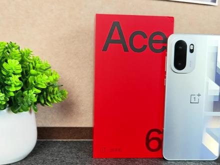 两千档的一加 Ace 6,给的有点太多了,165Hz高刷、7800毫安电池,还有超声波指纹和防水,可以说诚意十足#一加ace6#一加#性价比手机#数码科技#一加手机