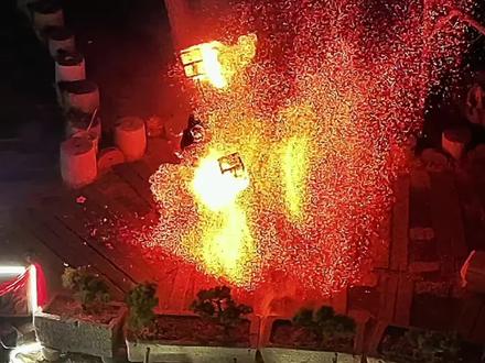 卫食园打铁花表演吸引了上万人来参观,人山人海非常热闹#安徽#蚌埠#卫食园#打铁花 #非遗文化