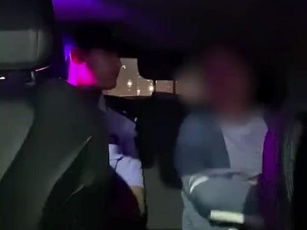 最温暖的肩膀!“可以借个肩膀靠一下吗?”女子深夜在桥边崩溃大哭,遇到了温暖的一刻。@平安黄石