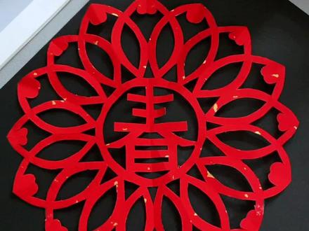 画交叉弧线剪新春窗花,非常喜庆,快来试试吧! #亲子手工 #剪纸 #新年手工 #剪窗花 #手工diy @人人租 #新年旅行轻松上阵