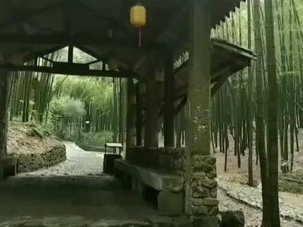 萧绍古道夏秋之景。明袁宏道有诗:钱塘艳若花,山阴芊如草。六朝以上人,不闻西湖好。平生王献之,酷爱山阴道。彼此俱清奇,输他得名早。
萧绍古道是一个历史的符号,一个文化的符号。其实“萧绍古道”这个称谓只是近人的叫法,细究起来,应称之为“山阴古道”。秦始皇统一天下,改分封制为郡县制,在大越之地建山阴县;南朝永定年间,又分山阴为山阴和会稽两县。其时,山阴县的西界直到今天的临浦,因此,散落于萧山东部会稽山脉间的古道,都可称之为“山阴古道”。
历史为华家垫保留了一段山阴古道,一块块经历了千年风霜的顽石垒砌成的山道,穿行在如画的会稽山中,沿途的山水向你诉说着山道上的故事,有越王的金弋铁马,也有百姓的柴米油盐;有远处寺庙传来的悠悠钟声,也有茂密的竹林里响起的高声,古道四季分明景色迷人,识懂者陶醉其中……