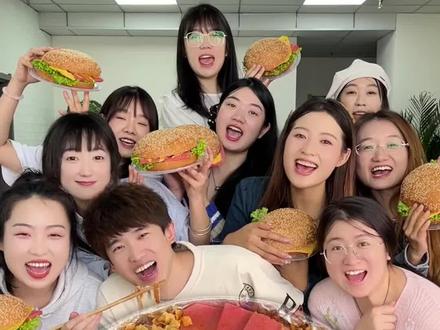 抢汉堡挑战,哈哈痞秀太惨了!#办公室游戏 #办公室日常 #办公室搞笑 #搞笑