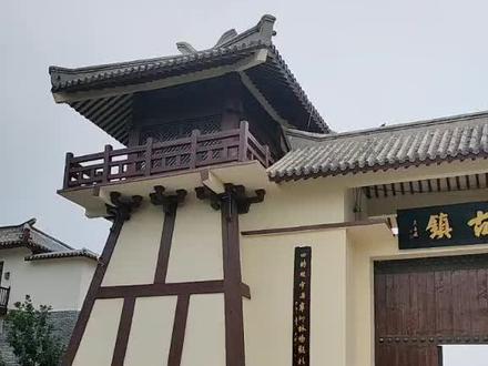 闾里古镇位于衡水湖畔,以汉文化为主题而建,依托衡水湖的湿地风光。传承崇德尚礼、自强不息的民族精神,以“闾里”为文化符号,以弘扬华夏民族传统文化为核心内容。
在古代,25家为一闾,“闾里”是对汉代市井街巷的形象描述,也是对“邻里和睦,守望互助”的传统生活氛围的一种期望。进入古镇,首先映入眼帘的是琴瑟园客栈,形成“五户一邻,五邻一里”的基本格局,徜徉于琴瑟园的街巷,仿佛时光倒流,置身古朴的汉代小镇。
闾里古镇重点打造的中国礼孝基地——“孙敬学堂·古私塾”,这是国内首家,并且是目前国内唯一一家以礼孝文化为主题的体验式研学游基地。它拥有70多间专业体验教室,是集陈列、培训,讲学、硑习,礼典、典藏、祭祀、旅游文化等为一体的礼孝教育基地。1800多年后的今天,无数的学子依然敬仰东汉的儒学先贤孙敬,他们纷纷来到这里,近距离地感受“悬梁苦读”,报效国家社稷的精神境界。