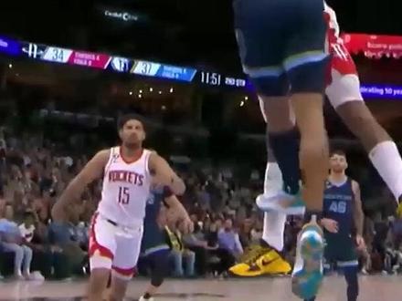 【#莫兰特隔扣】人类隔扣精华!莫兰特突破滑翔起飞,迎着小马丁上演一记腰力十足的逆天隔扣!暴力程度直接拉满!#nba大有乾坤