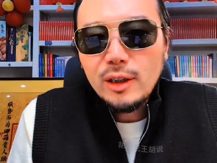 大哥跑车助力,女主播泪撒现场。 10万粉丝,每天直播8小时,却在给产品方免费打广告。老王手把手教破局之道,如果你能看完15分钟视频,你也可以起飞#辅食#胡说老王#口播 #负债 #破局