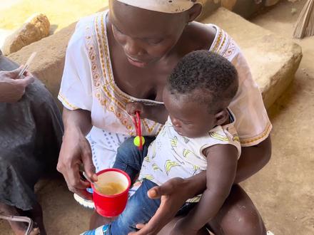 非洲穷人小孩喂饭洗澡简单明了生病吃点药,熬过去就好长大太难了 #非洲生活记录 #非洲农村 #穷人家的孩子 #吃饭