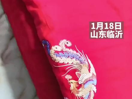 新婚当天丈夫无法回来,婆婆给新娘扁担抱着睡觉,称当地习俗,扁担代表新郎有担当。#习俗