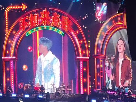 ##演唱会 #海来阿木#分币不掏 哈哈哈海来阿木本木被哈尔滨美女挑战了!哈哈太逗了!现场氛围很好,被阿木最后的行礼大拜感动了!好真实的四川汉子