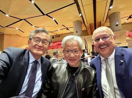 黄仁勋陈立武官宣了! 英特尔CEO透露正与英伟达合作开发新品。在AI服务器中,CPU逐渐转向调度中枢,为GPU集群匹配“专属”处理器。调度效率直接影响GPU能否满负荷运转,AI服务器的协作模式正被重新定义。开市科技大计算AI产业平台提供了一个从“沙土(硬件)”到“高楼(应用)”一站式、可选择、有保障的解决方案。#AI #GPU #算力 #黄仁勋 #芯片